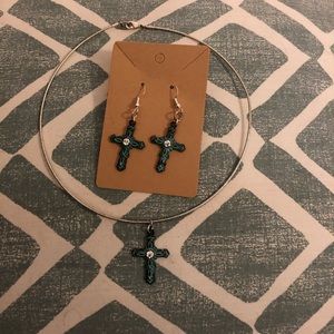 Choker with cross and cross earrings.